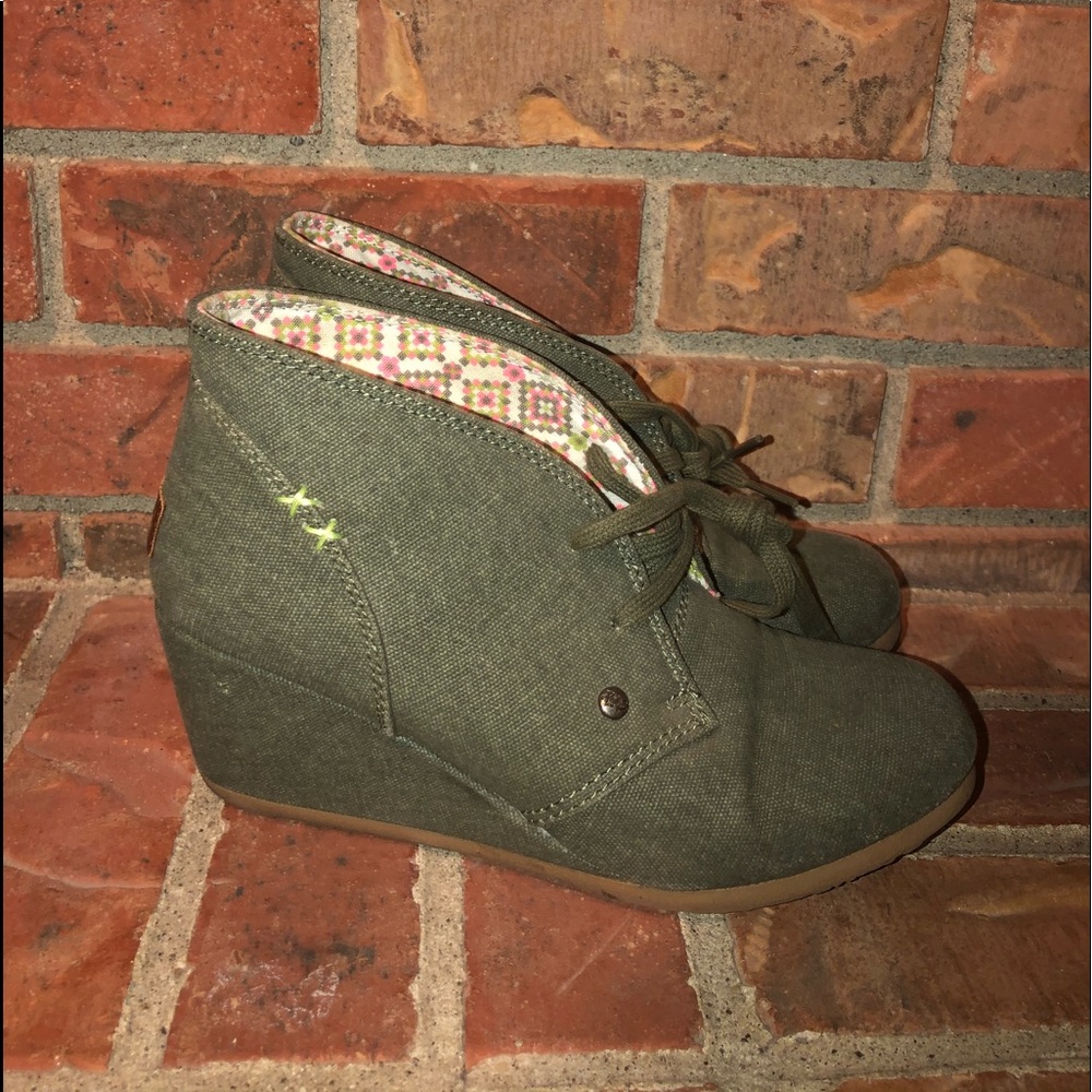 Mad love size 8 navy green boot heels